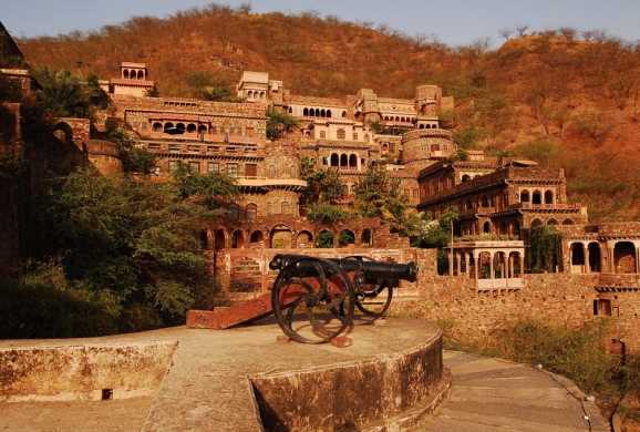 https://dayshotelneemrana.com/wp-content/uploads/2016/11/Neemrana-Fort.jpg