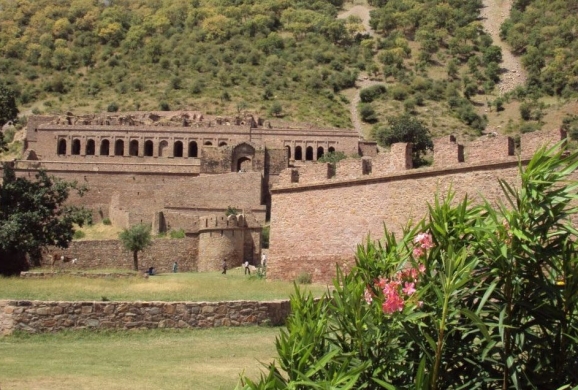 https://dayshotelneemrana.com/wp-content/uploads/2017/05/Talvriksha.jpg